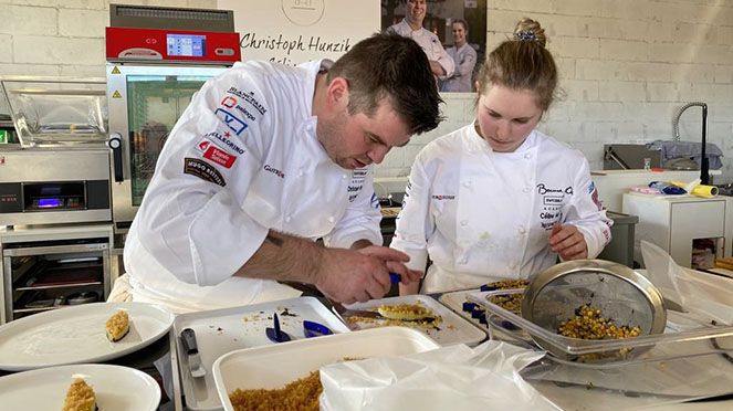 
                    Christoph Hunziker und Commis Céline Maier Vorbereitung Bocuse d'Or