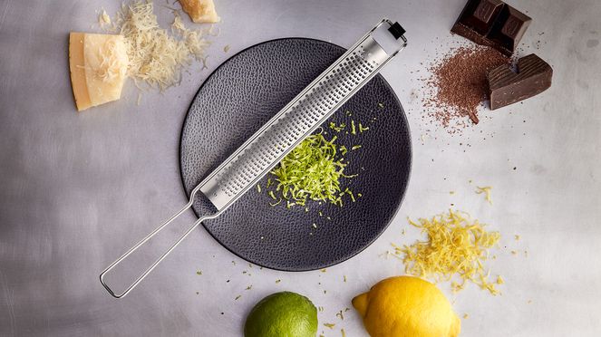 
                    This zester is well-suited for zesting citrus fruits; thanks to its length, it is extremely efficient