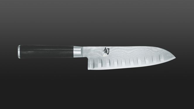 
                    Mit dem Santoku mit Kullen haftet Schnittgut weniger an Klinge