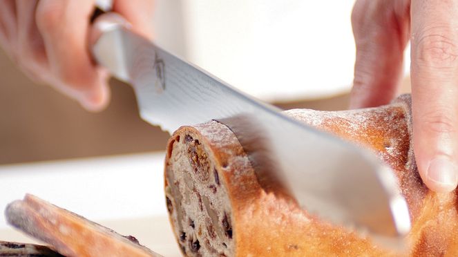 
                    Il coltello per il pane Shun riduce ad un minimo le briciole