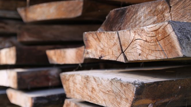 
                    Holzscheide Caminada Messer aus Walnussholz aus der Schweiz