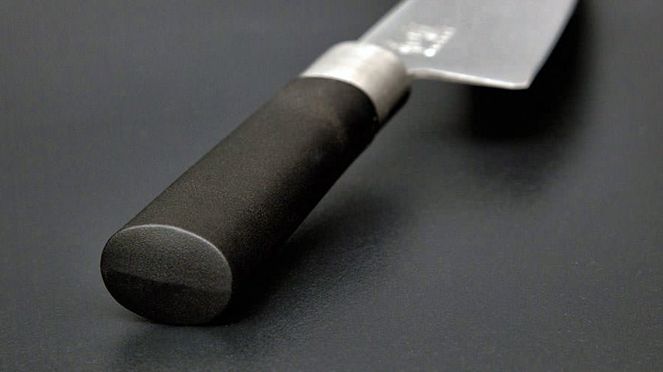 
                    Griffdetail des Wasabi Santoku