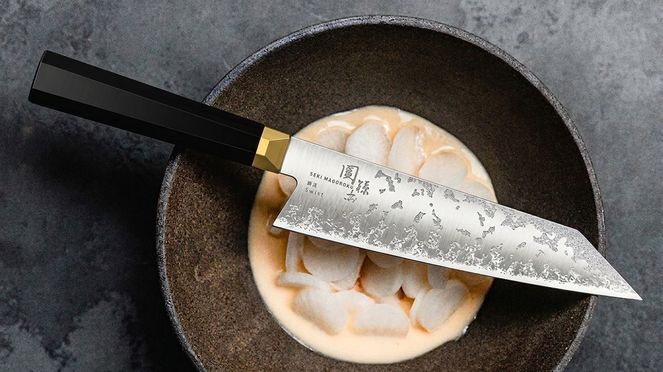 
                    The Ensei Kiritsuke is ideal for finely chopping herbs and for precisely portioning meat and fish