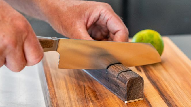 
                    Das Caminada Santoku kann perfekt mit dem sknife Schleifgerät geschärft werden