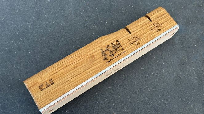 
                    L'aiguiseur New Edge par Danny Khezzar «tout-en-un» – fabriqué pour Kai à partir de bois de chêne suisse – est facile à utiliser