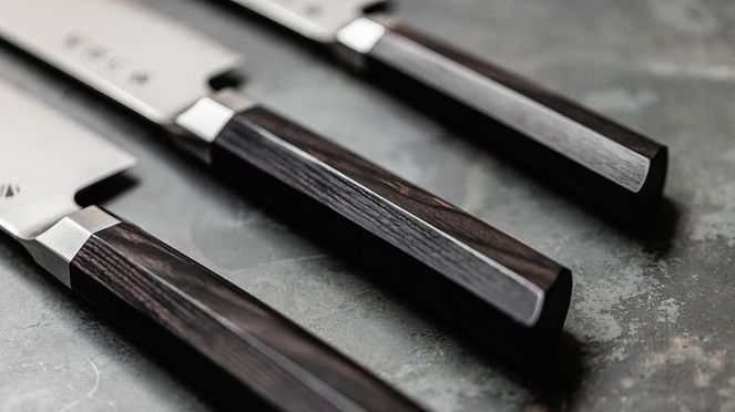 
                    Kaname Kiritsuke 19.5 cm mit schwarz-gemasertem Pakkaholz-Griff