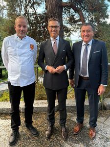 IMG_4415_Alexander Stubb_Ministerpraesident FI_mit Kuechenchef_300DPI_Presse.jpg