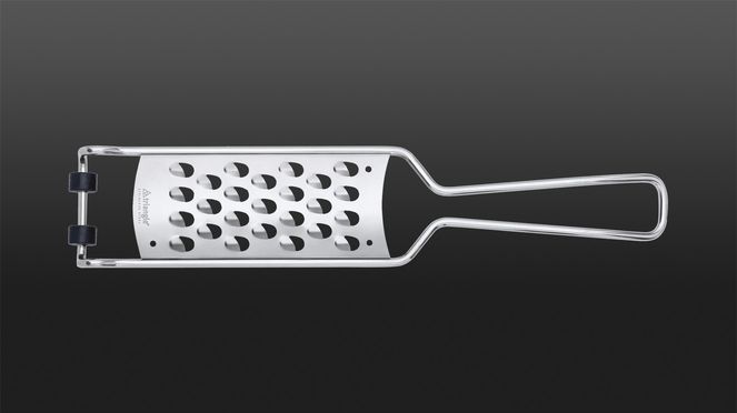 
                    Die triangle Reibe grob aus rostfreiem Edelstahl ist durch das spezielle Photo-Etching-Verfahren extrem scharf