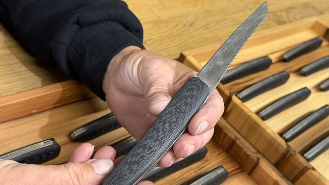 
                    Das Taschenmesser Damast Carbon ist bis ins letzte Detail handwerklich gefertigt