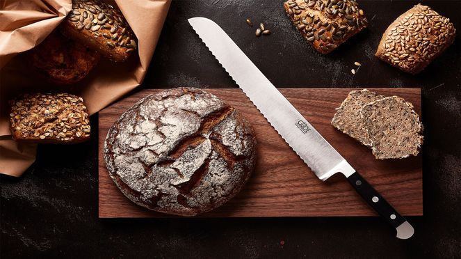 
                    Brotmesser Alpha zum Schneiden von knusprigem Brot