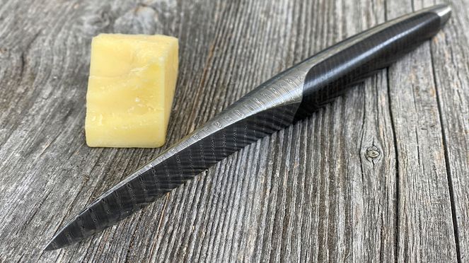 
                    Le couteau à huîtres damas sert aussi à couper du fromage