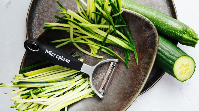 
                    Éplucheur pro Y Julienne pour de fines juliennes de carottes, courgettes, concombres de taille identique