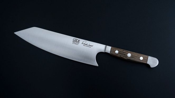 
                    Kiritsuke Güde a la forme d'un couteau de chef japonais polyvalent avec lame K-Tip caractéristique