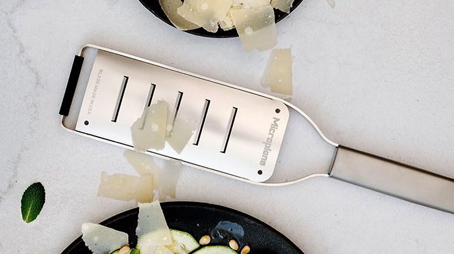 
                    Large rasp Pro for wide, wafer-thin shavings and rolls of cheese, chocolate, butter and courgettes
