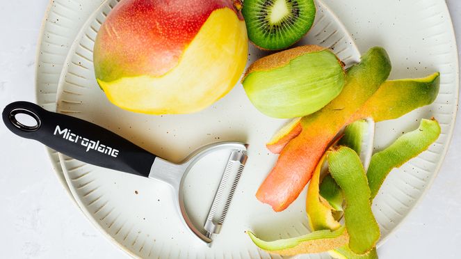 
                    Professional Y-peeler serrated for peeling kiwis or mangos