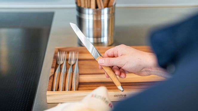 
                    kit d'entretien avec affûteur de la manufacture de couteaux sknife Bienne