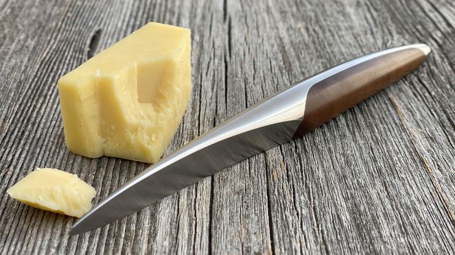 
                    Couteau à huîtres/à fromage dûr avec manche en bois de noyer stabilisé