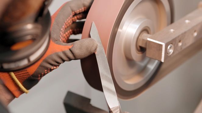 
                    Das Spirit of the Alps Messerset aus korrosionsbeständigem Chirurgenstahl wird in der Bieler Messermanufaktur sknife gefertigt