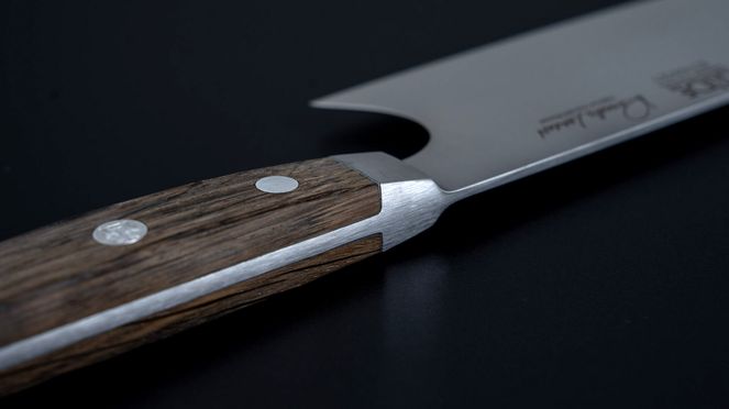 
                    Kiritsuke Güde fabriqué à la main selon plus de 40 étapes de travail manuelles