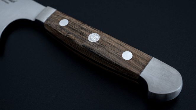 
                    Manche unique et durable du Kiritsuke Güde: fabriqué à partir de chêne recyclé provenant de vieux fûts de vin