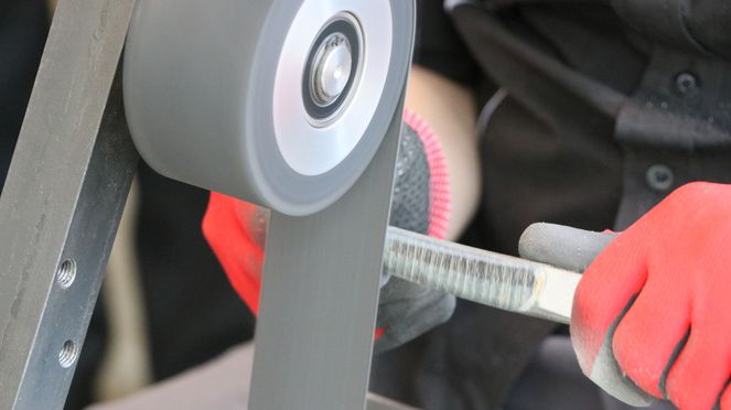 
                    Löffelset 6-teilig Esche in der Manufaktur sknife in Biel in über 40 Arbeitsschritten von Hand hergestellt