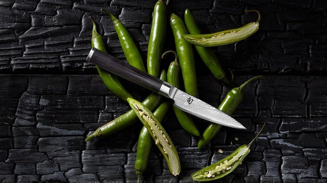 
                    Set de couteaux Kai Shun avec un couteau d'office pour préparer des aliments proprement