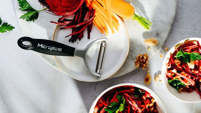 
                    Éplucheur pro Y Julienne: idéal pour obtenir de très fines lamelles de fruits et de légumes